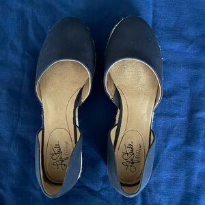 Life Stride blue closed toe shoes. Size 8.5